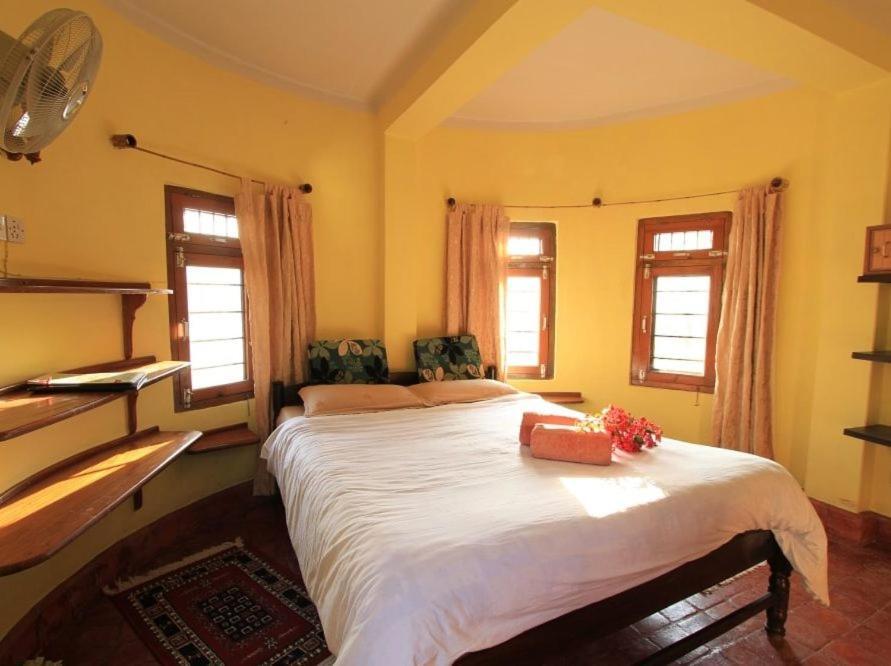 Castle Hotel Pokhara Esterno foto